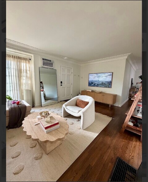 Living Room - 11755 Moorpark St