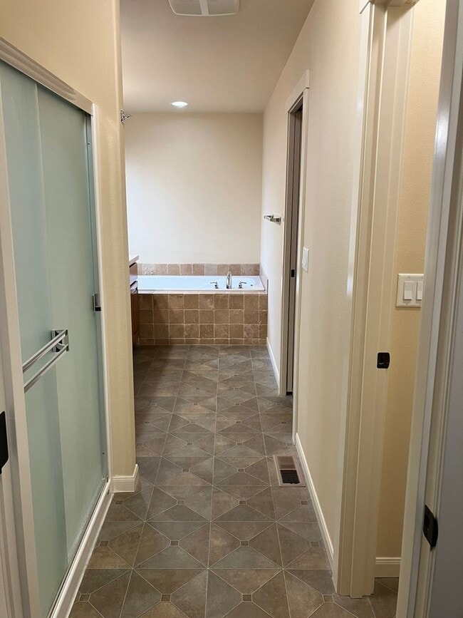 Building Photo - Beautiful Craftsman Style Home in Felida - 3 Bedroom/2.5 Bath - Available for showing on 3/30!