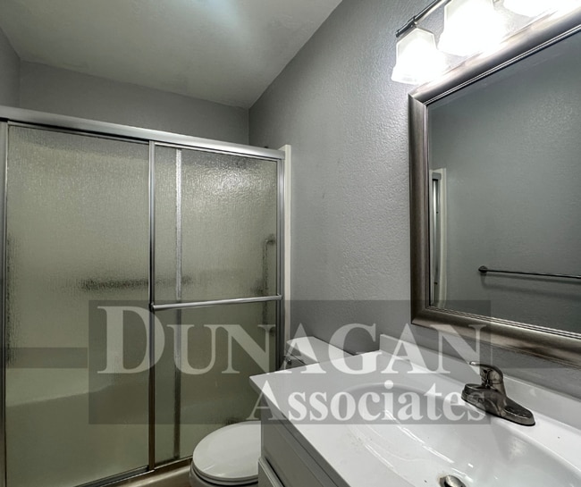 Building Photo - 4 Bedroom - 2 Bath Home Pet Friendly