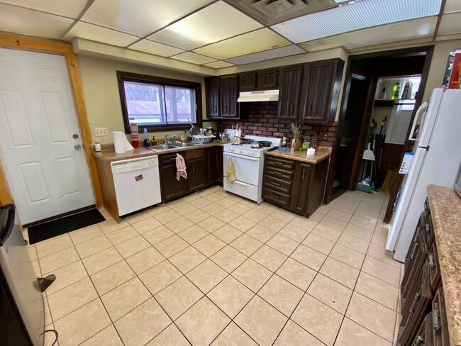 Building Photo - GREAT Remodeled 5BD/2.5BA Property near Di...