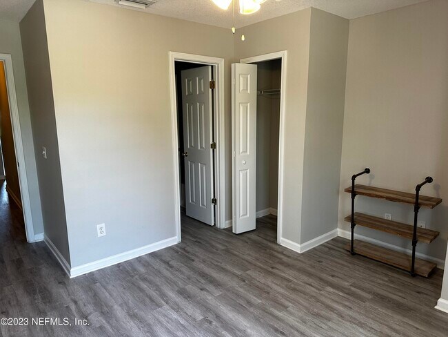 Building Photo - 559 Southbranch Dr