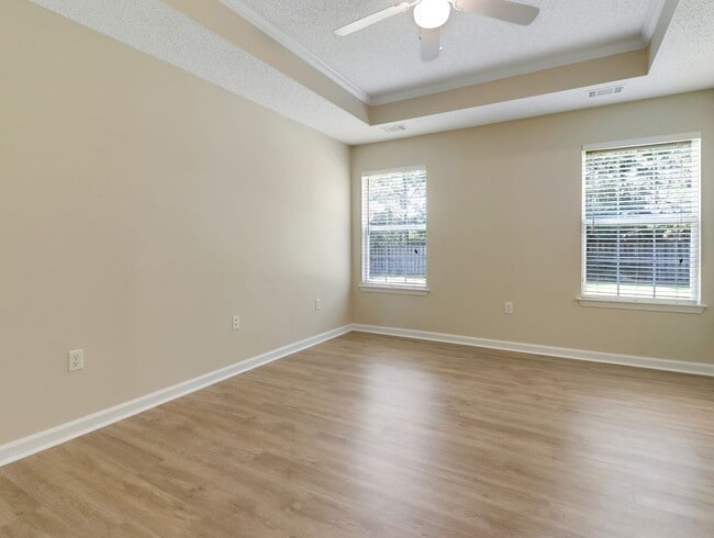 Building Photo - 3 Bed/2 Bath Home in Main Street!