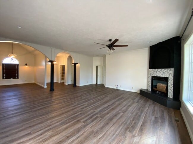 Building Photo - 5117 S Nettleton Ave