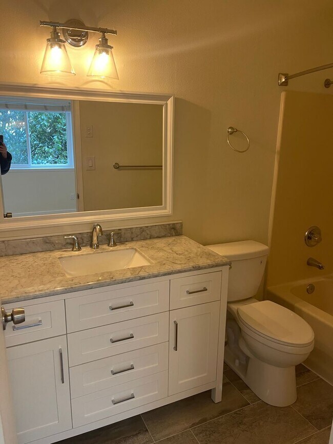 Building Photo - New Listing! 2-bed, 2-bath Condo!