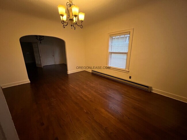 Building Photo - Large One bedroom downtown Eugene Apartment