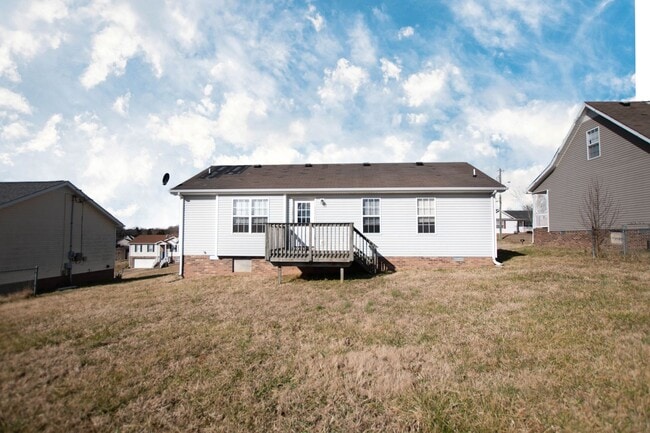 Building Photo - Pet Friendly Three Bedroom!