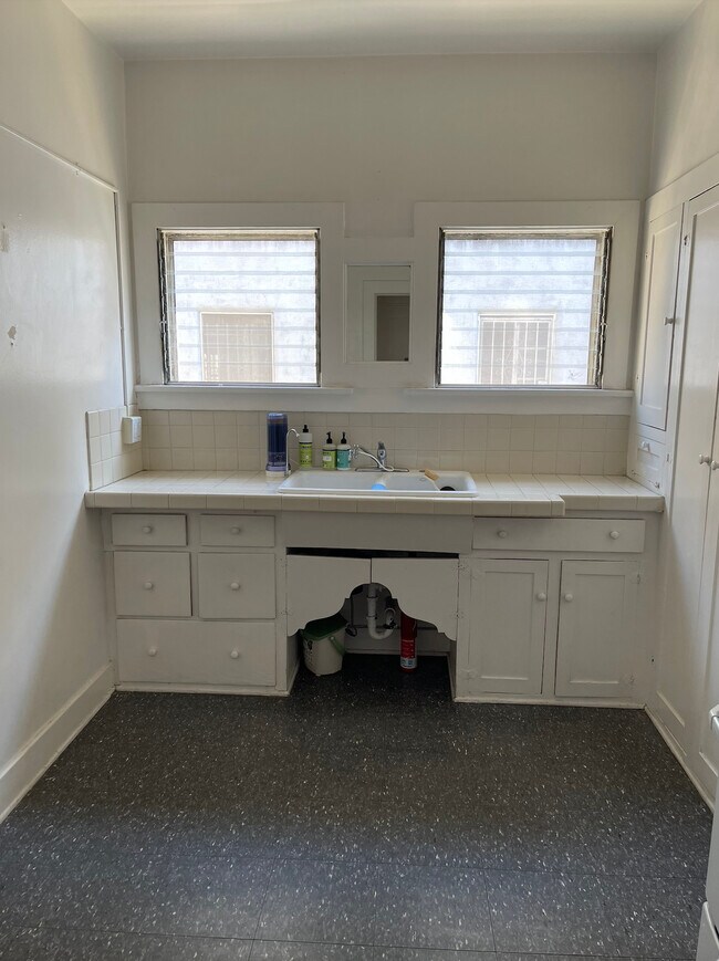 Building Photo - 177 S Sycamore Ave