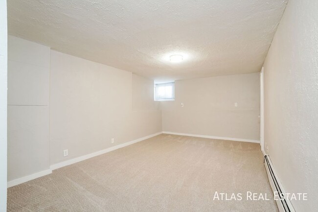 Building Photo - LARGE 1 Bedroom - Perfect Location & All t...