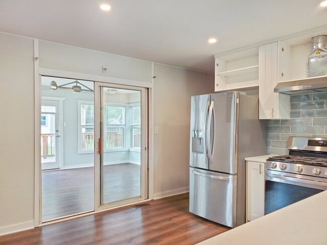 Building Photo - 720 Country Ln S