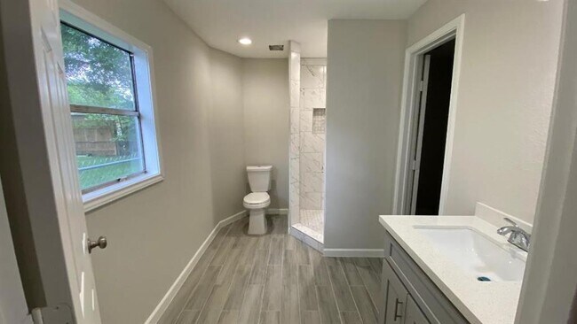 Building Photo - 2406 Rosemead Dr