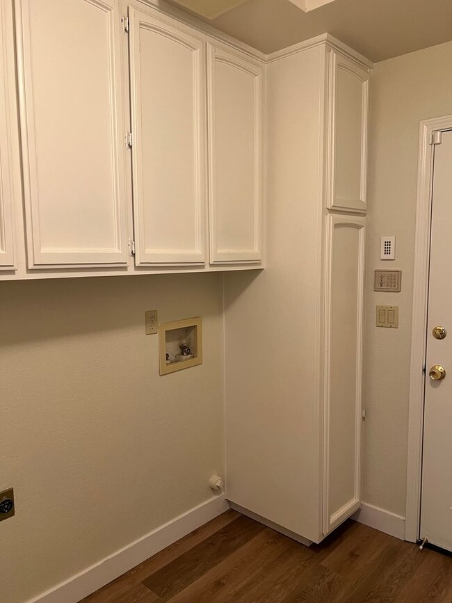 Building Photo - COMPLETELY REMODELED 3 BEDROOM HOUSE IN W. ROSEVILLE!!