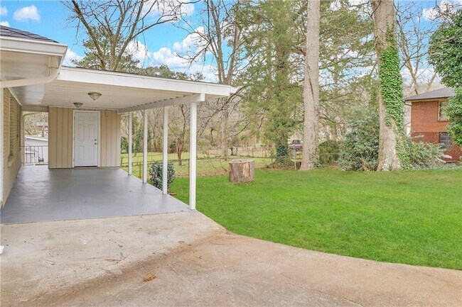 Building Photo - 2407 Baywood Dr SE