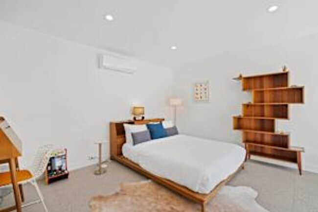 Building Photo - 5 bedroom 5 bath Available for Short Term Rental