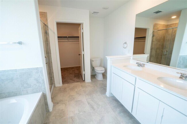 Building Photo - 913 Legends Ln