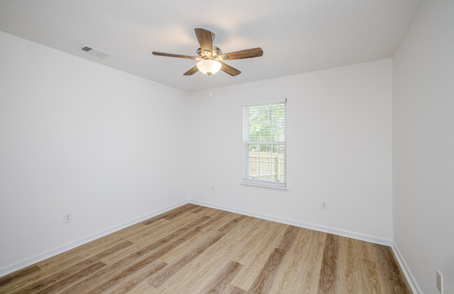 Building Photo - 245 Farmington Dr
