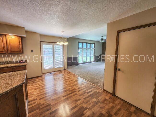 Building Photo - Executive 4 Bedroom Home in West Des Moines with a fenced in yard !!!