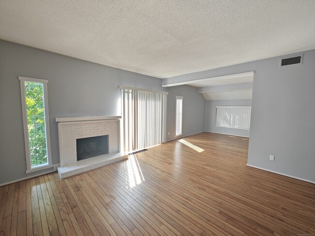 Building Photo - 351 Heritage Vlg