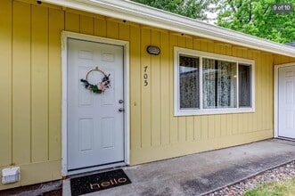 Building Photo - 707 N Holly Dr
