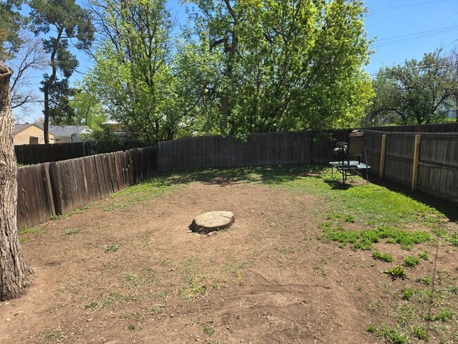 Building Photo - Three-bedroom condo in Denver boasts a lar...