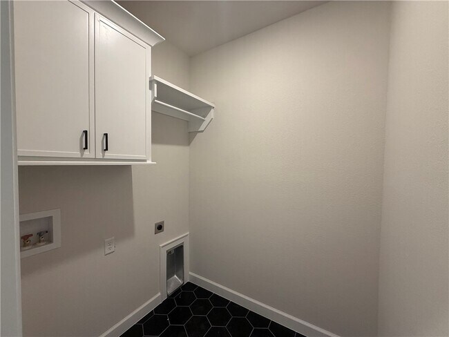 Building Photo - 1900 Bugg St