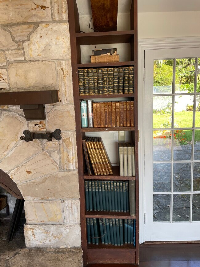 Building Photo - 80 Corona Way