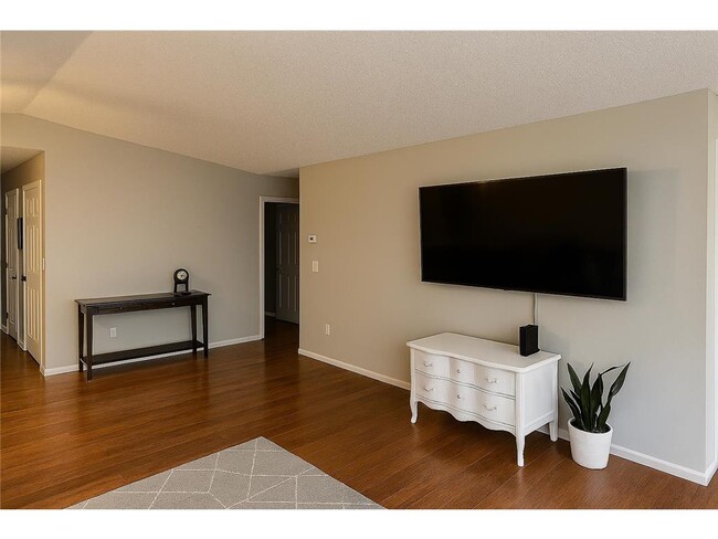 Building Photo - 418 5th Ave N