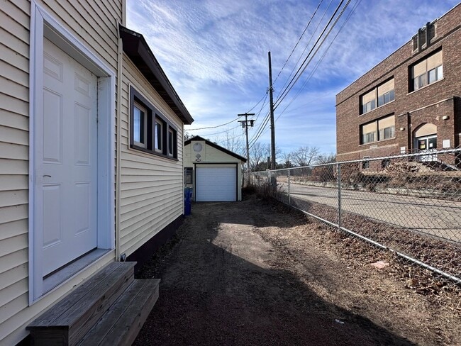 Building Photo - 7 8th St