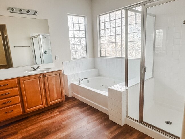Building Photo - Beautiful 4 bedroom 3 bath plus loft home in the Vistas in Summerlin!