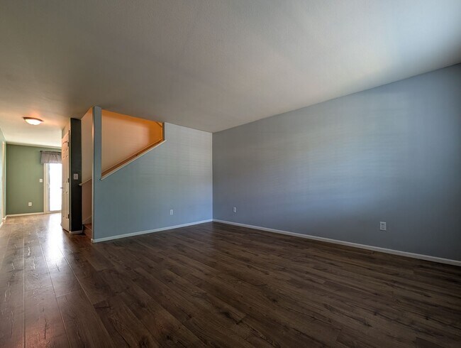 Building Photo - Spacious 3-Bedroom, 2.5-Bath Townhouse Near Churchill In Eugene!
