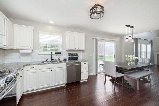 Building Photo - Beautiful updated home in West Carmel!
