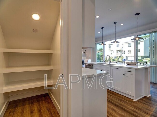 Building Photo - 5600 W 78th St