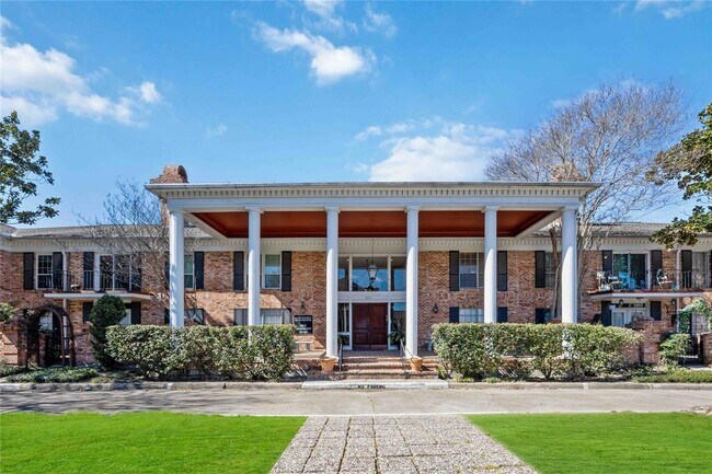 Building Photo - 2822 Briarhurst Dr
