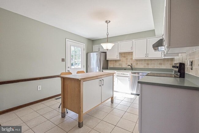 Building Photo - 7046 Leestone St