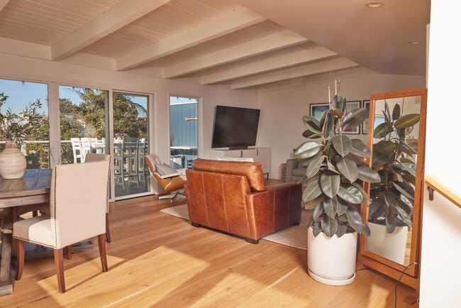 Building Photo - 14 Westwind St