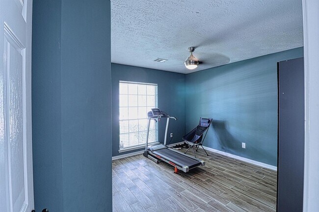 Building Photo - 2123 Meadow Park Cir