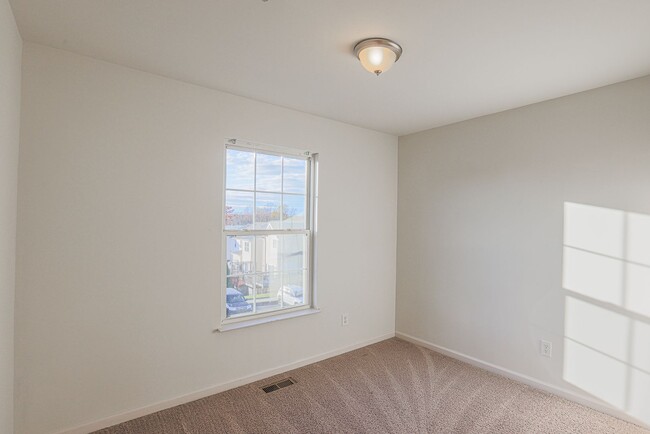 Building Photo - 641 Kirkcaldy Wy