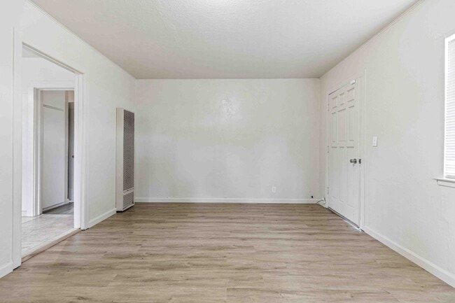 Building Photo - 2 bedroom / 1 bathroom available for rent ...