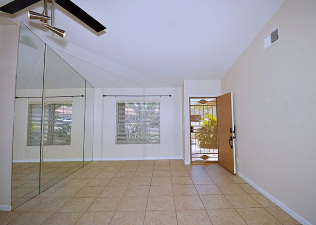 Building Photo - 3-Bedroom Home, Large backyard  & Pets Welcome