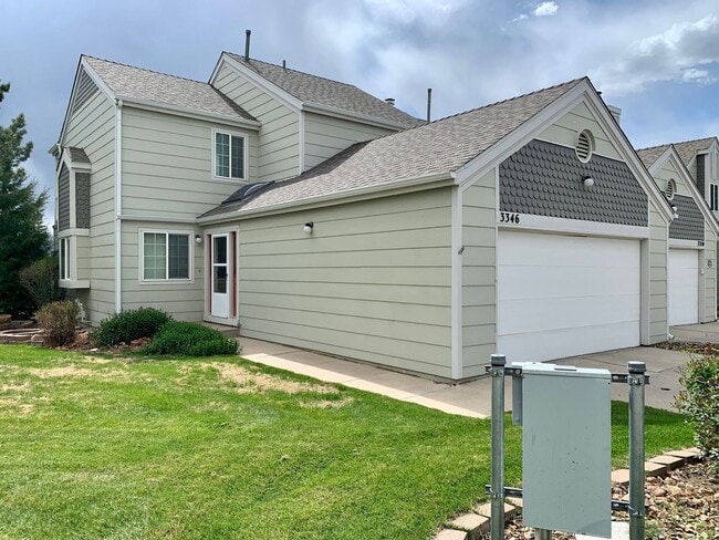 Building Photo - Cozy 2 Bedroom Townhome Nestled in Quiet Gated Community