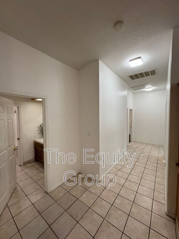 Building Photo - 1040 N Sumter Ct