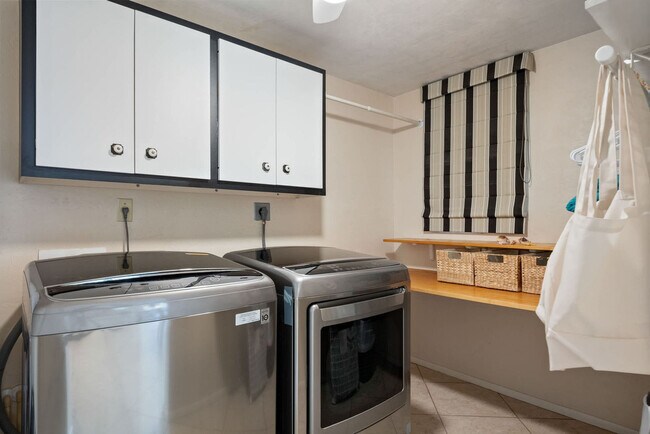 Building Photo - 7423 Dickens Dr