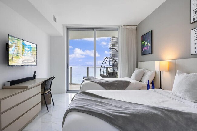 Building Photo - 4011 S Ocean Dr