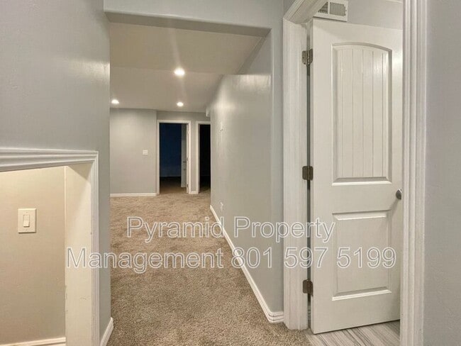 Building Photo - 2896 E Lookout Dr