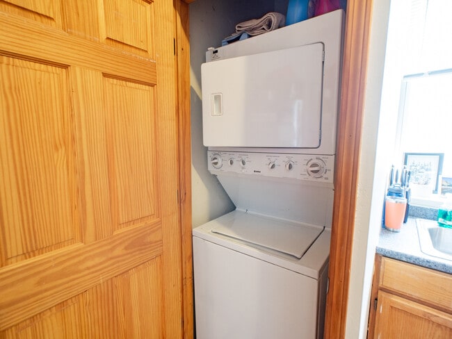 Building Photo - 1138 N Winchester Ave