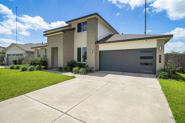 Building Photo - 823 Starcross Bnd Dr