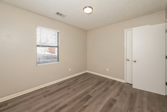 Building Photo - 4578 Old Lake Dr