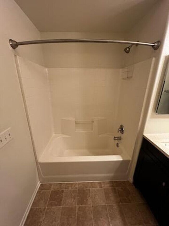 Building Photo - Upper Unit 2 Bedroom Condo in Gated Commun...