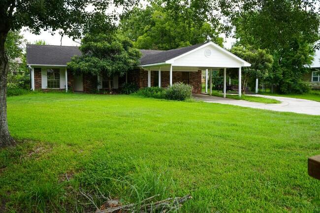 Building Photo - 803 Sycamore Rd