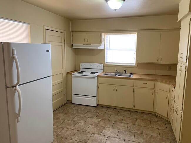 Building Photo - 603 NW Glendale Dr