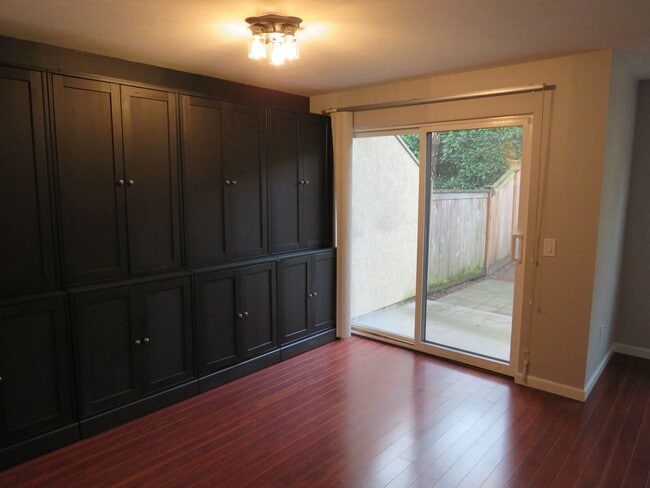 Building Photo - Juanita Townhome in Westwood Village ** 2bed/1.5 bath corner unit with Nice Private Backyard  $21...